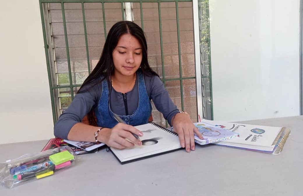 Jessica, estudiante de Diseño Gráfico: «Mi mayor sueño es poder graduarme como diseñadora gráfica, para poder ayudar a mi familia y apoyar a más mujeres jóvenes a que también puedan cumplir sus sueños».
