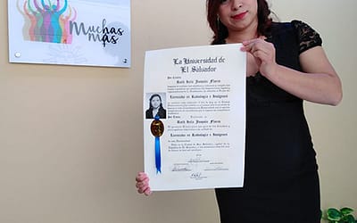 Ruth Icela se gradúa de Licenciada en Radiología de la Universidad de El Salvador